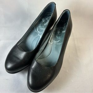 SKYPRO Black Leather Pumps  Size 7.5